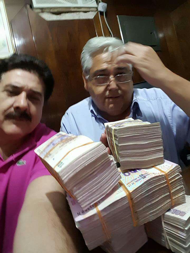 celauro con fajos de dinero