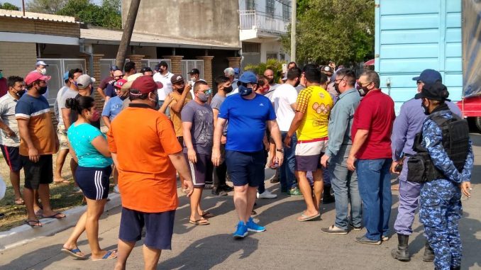 La Policía interceptó un colectivo y un camión con mercaderías a fin de establecer su procedencia generándose incidentes entre comerciantes, estibadores, camioneros y el propio Intendente (4)