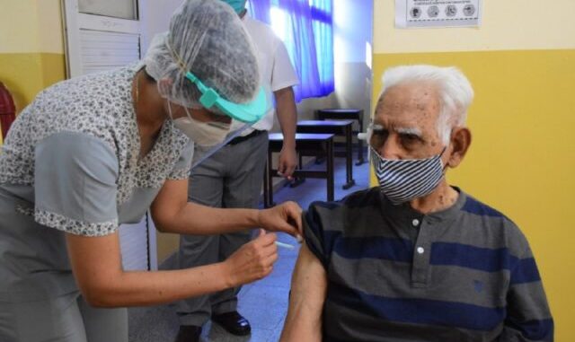 vacunacion-a-adultos-mayores-85-anos9-1-640x426