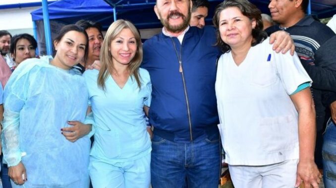 Gildo-con-enfermeras-1-681x588