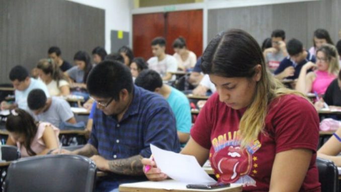 Becas-de-apoyo-estudiandil-696x464