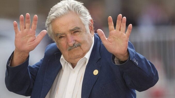 870716-63061-mujica-saludo-afp-baja-0-big