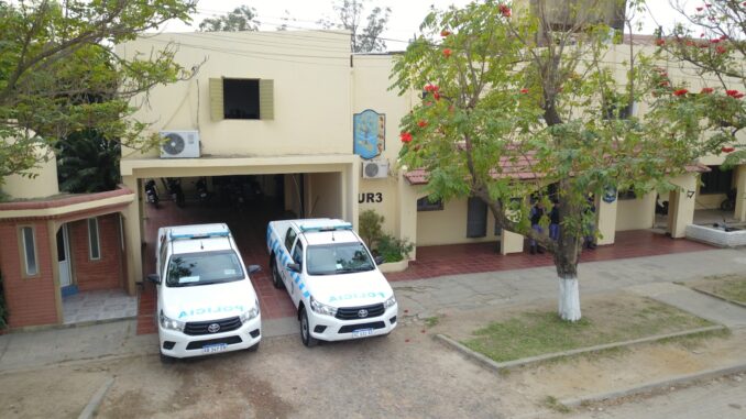 Atraparon a tres sujetos por robar una motocicleta y atacar a un policía