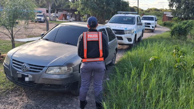 Secuestraron un automóvil y buscan al chofer que intentó atropellar a un policía