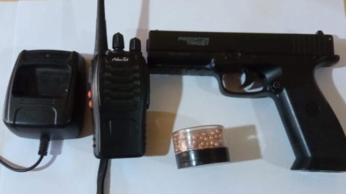 Lo sorprendieron con una pistola de aire comprimido, balines y una picana eléctrica