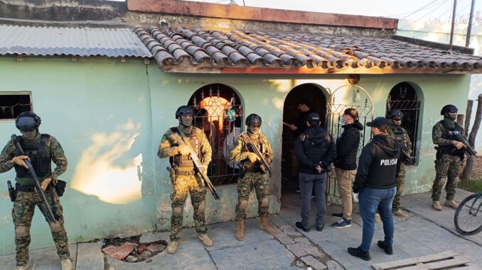 _Los policías realizaron cinco allanamientos simultáneos, secuestraron drogas y detuvieron a siete sujetos (2)