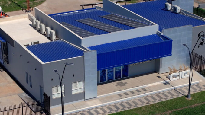 El CID cuenta con 130 paneles solares para su energización. Cada uno tiene una potencia de 370 W.